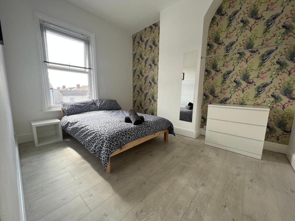 Safari Apartment, Free Parking, 10Min Walk To Blackpool Tower, Sleeps 12 Buitenkant foto
