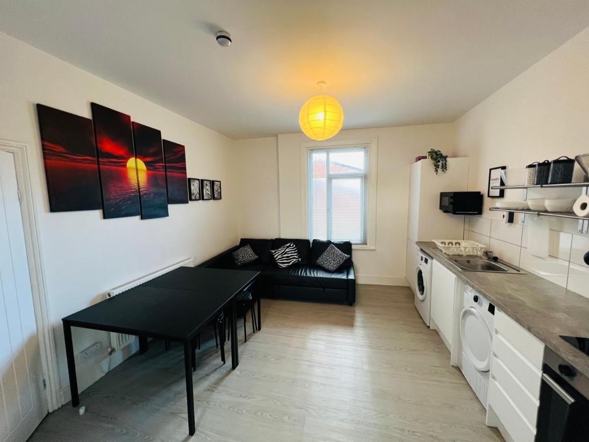 Safari Apartment, Free Parking, 10Min Walk To Blackpool Tower, Sleeps 12 Buitenkant foto